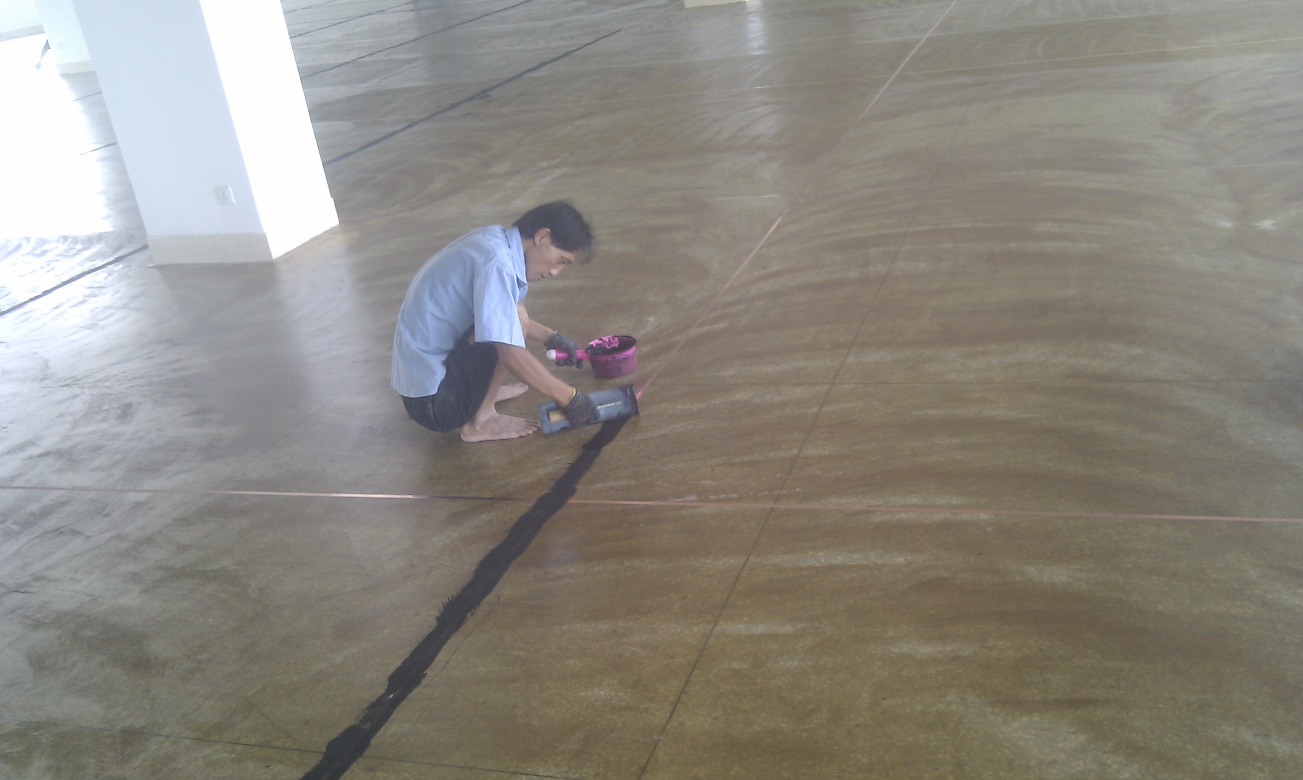 環(huán)氧地坪施工中 環(huán)氧地坪施工中