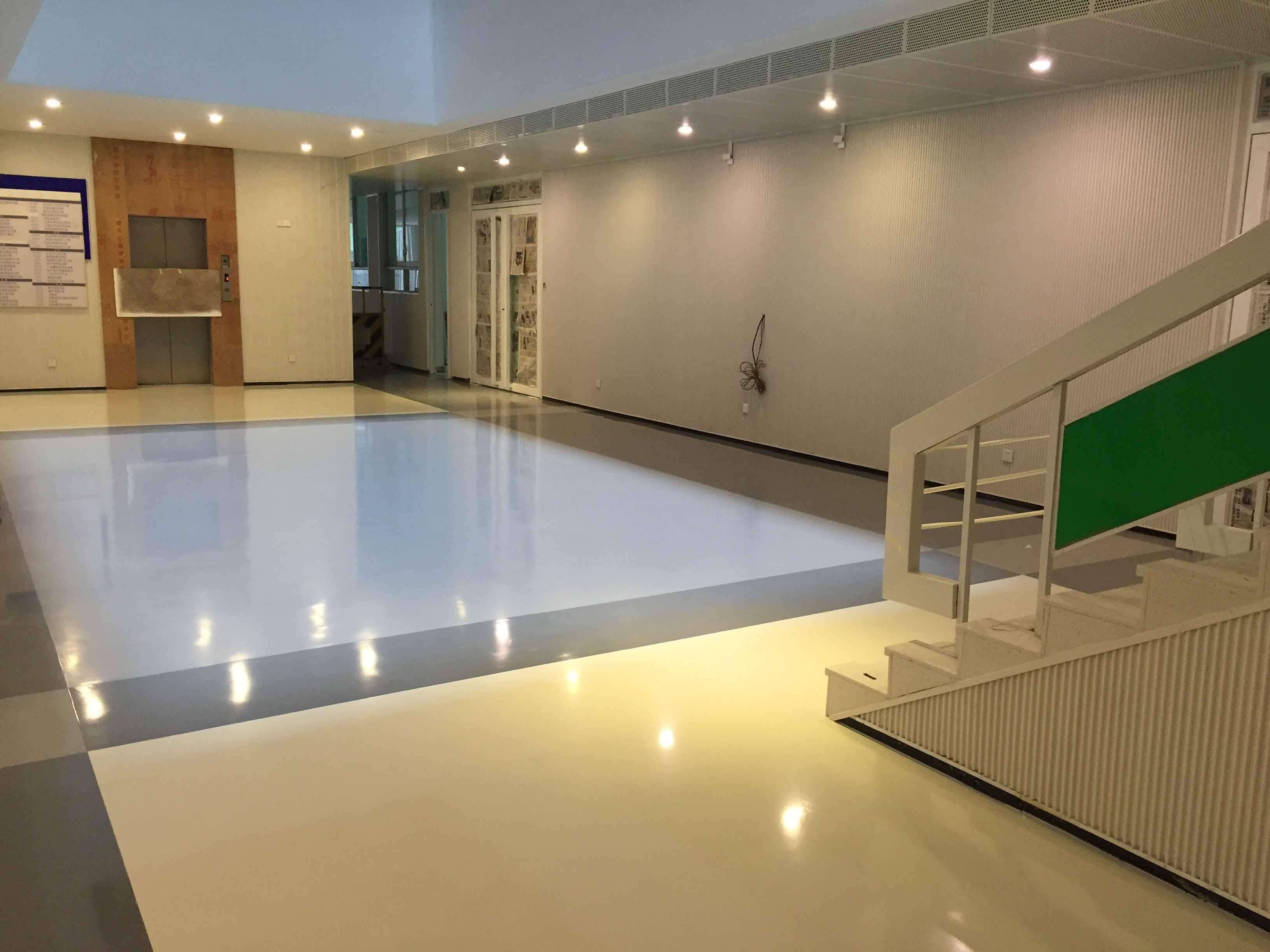 如何用環(huán)氧彩砂地坪漆打造時(shí)尚型購(gòu)物中心地面系統(tǒng)?